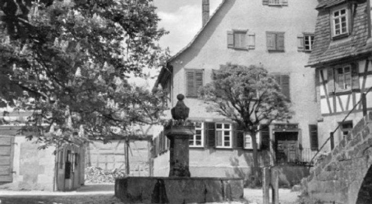 altes Bild des Rathausbrunnens, im Hintergrund ist das alte Rathaus zu sehen